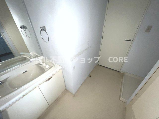 化粧品やティッシュボックス、歯ブラシなどもスッキリ収まりますよ！ぜひ一度現地でご覧ください。