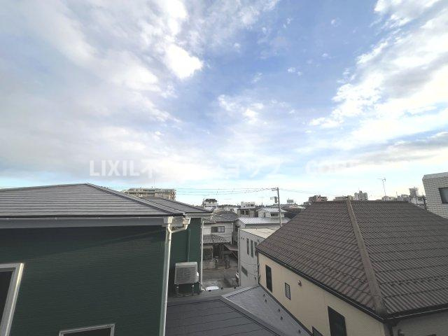 気持ちのいい空が見渡せる広いバルコニー。通風・採光にも優れ、心地よい光と風があふれています。