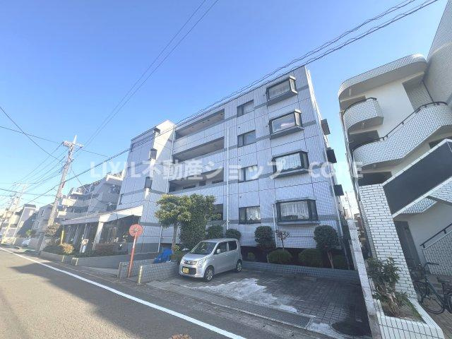 前面道路は閑静な住宅地をはしる車通りの少ない道路。お車の出し入れが苦手なママや小さなお子様にも安心。
