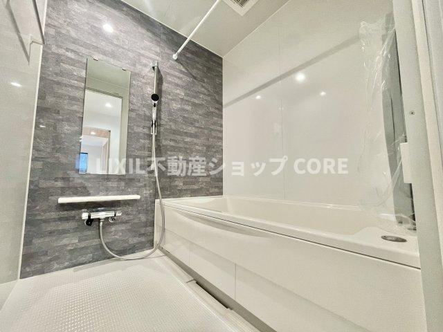 ゆったり入れる一坪バス。足を伸ばして入れるサイズは一日の疲れを癒すのに嬉しい広さですね。　