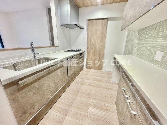 食器の出し入れがしやすいスライドオープン式です。収納豊富なシステムキッチンになります。　