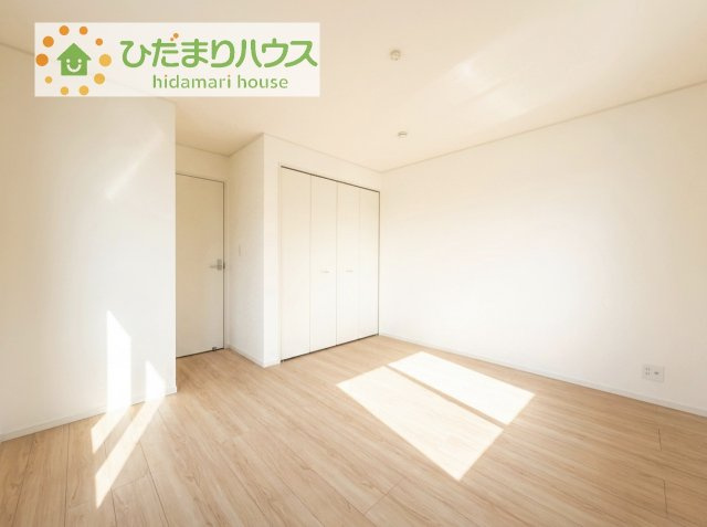 大きなベッドを置いても余裕の広さの主寝室♪