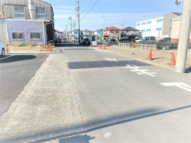 前面道路含む現地写真です