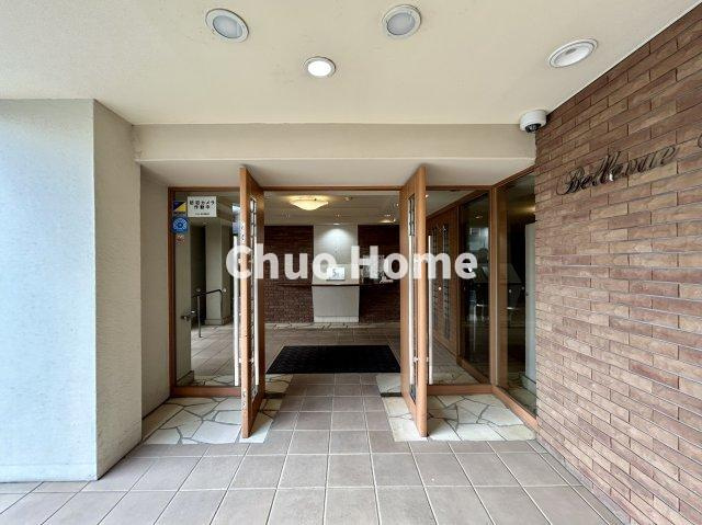 【エントランス】マンションのエントランスは、その物件の印象を決める、顔とも言える場所です。毎日通る場所ですからきれいなのが一番です。エントランス内はオートロックですので暮らしの安全も確保されています。