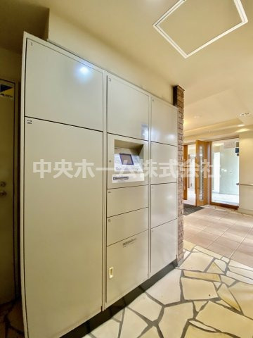 【宅配ボックス】在宅時・不在時に関わらず、居住者の代わりに非対面で宅配物を受け取ってくれる便利な設備です。わかりやすくご説明致しますので見学時にはお部屋だけではなく共用部分もぜひチェックしてください。