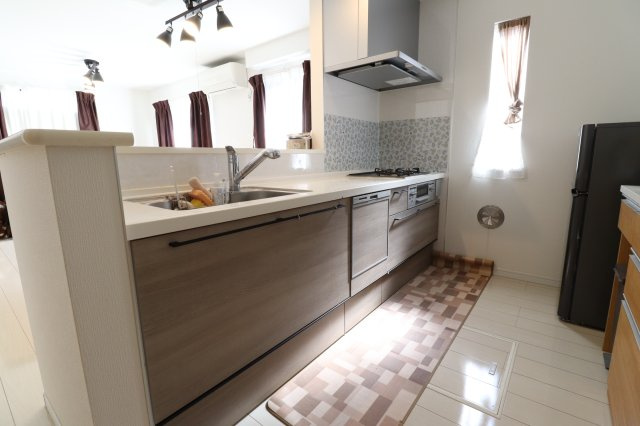 3口コンロ付きのシステムキッチン。リビングを見渡せる対面式で、家族との会話を楽しみながらお料理ができます。