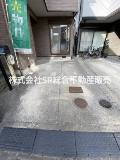 お車をお落ちの方には嬉しい駐車場付き♪自転車・バイクも置けます。