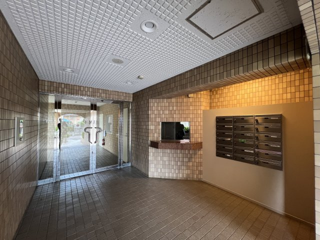 オートロック付きのマンションになります。