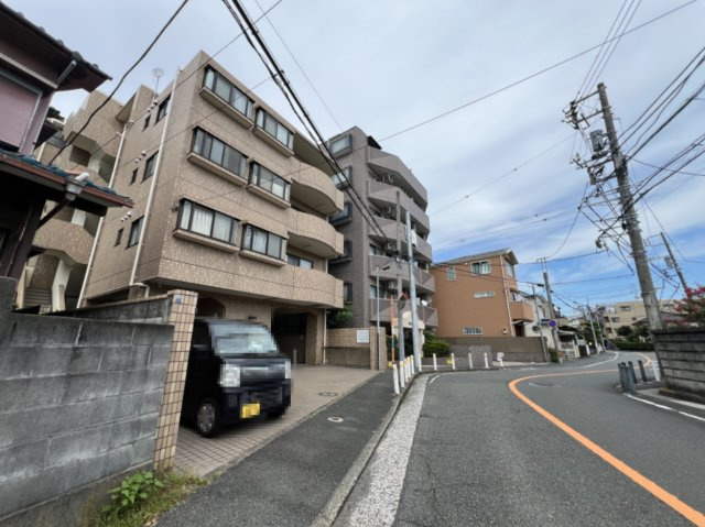 大通りから少し入った場所にマンションがございます。