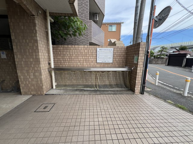 敷地内ゴミ捨て場になります。