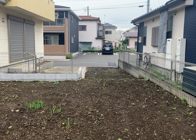 土地の面積＝住宅面積ではありません。建ぺい率の問題などで、土地のある場所によって住宅を建てられる面積は限られています。高さもしかり、「土地」という言葉の中には、建築条件も含まれると考えておきましょう。