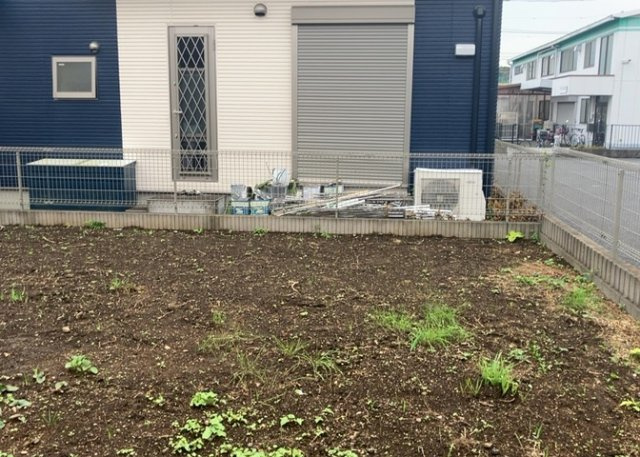 家を建てる場合、方位は要チェックです。現実的に日当たりのよい家ならばリビングは南側、建築基準法でも北側に当たる家への配慮は求められています。土地を見学に行く際は、方位磁針を持って行くようにしましょう。