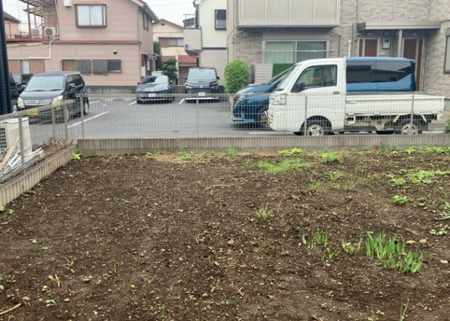 土地を買う際、住む地域の自治体や福祉の補助制度にも注目してみましょう。子供や老人の医療補助やゴミ出しのルールなど、自治体によってルールに大きな違いがあるため、暮らしやすい土地で判断するとよいでしょう。