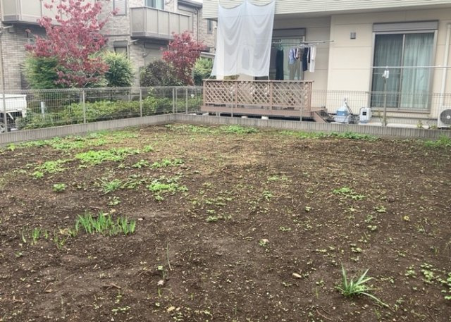土地購入を検討されている場合、境界杭がない状態で購入してしまうと境界確定測量をする必要があり、費用がかかります。購入の前に、売主、隣土地所有者立ち合いのもと境界を確定し境界杭を設置するのがベストです。