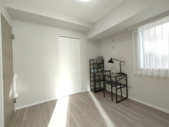 【洋室3　約4.5帖】　それぞれの部屋が独立性を保ち、家族のプライベート時間を大切にできます。