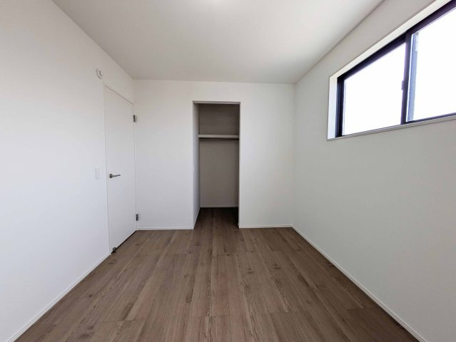 2階洋室6.0帖です。WIC完備です。年々増えていく洋服の収納にも困りません。