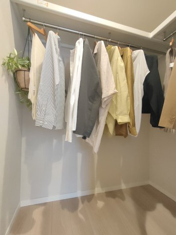 【洋室1　収納】　洋室にクローゼットがございますので衣服などスッキリ収納することができます。