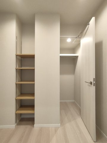 【洋室2　収納】　収納も備わり、暮らしやすい空間がデザインされています。
