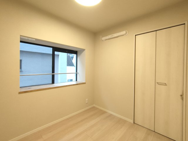 【洋室3　約3.8帖】　お子様の勉強部屋、書斎など使い方を想像しながらぜひご覧ください。