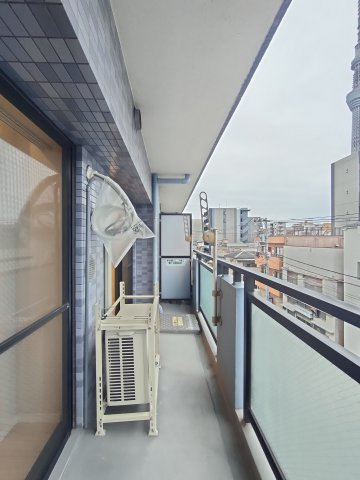 【バルコニー】　お天気のいい日はお外で洗濯物を干していただけます。