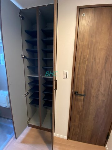 玄関にはシューズボックスも備えつけられていて、靴はもちろん掃除道具なども収納可能です！