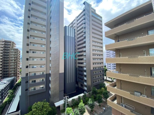 青い空が広がる開放的なバルコニー。