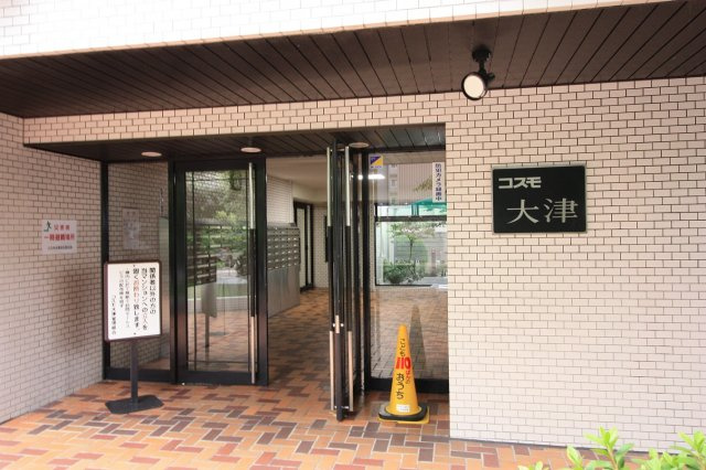 落ち着いた色あいで統一されたエントランスですので、飽きが来ない造りになっています。