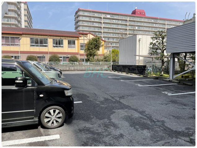 運転の苦手な奥様でも安心して駐車していただけます。