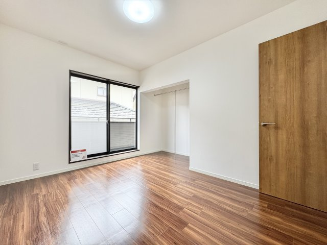 2階　こちらの洋室も約6帖で明るいお部屋ですので、お子様のお部屋にピッタリ！