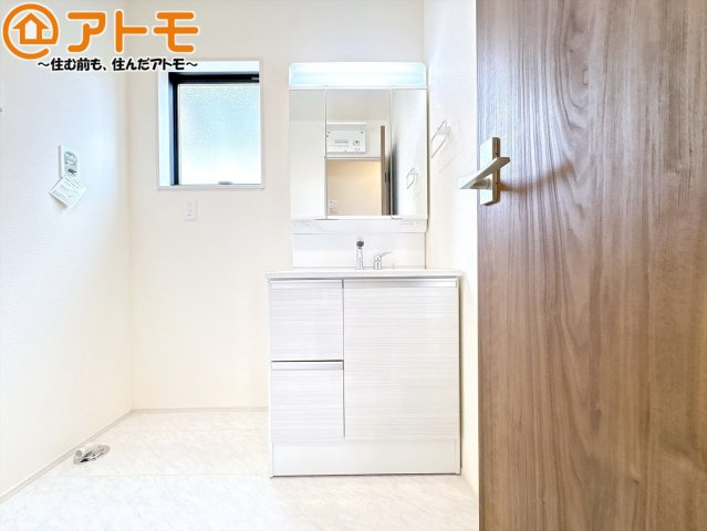 洗面所って朝に混み合いませんか？広々とした脱衣所、3面鏡の独立洗面台で朝の時間を少しお手伝い♪