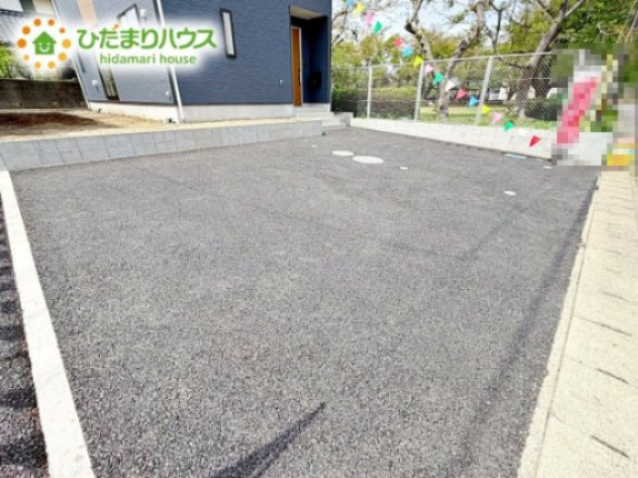道路幅が広いので、お向かいさんの家との距離が離れて、住居の日当たりが良いです！