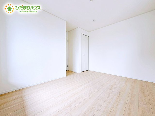 洗練された空間にやわらかい光が差し込み、お気に入りの家具や小物が映えます。