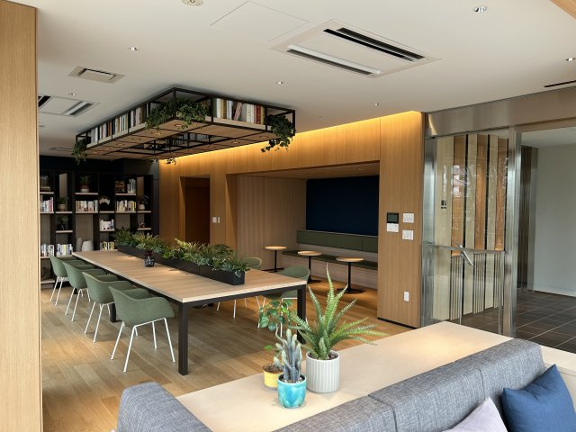 共用施設【SEA　A棟　BOOK　LOUNGE】　本と緑に囲まれた読書のためのラウンジ