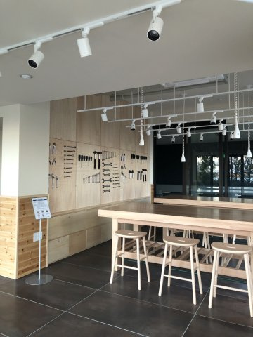 共用施設【SEA　B棟　CRAFT　ROOM】　自転車の手入れなどに便利な土間スペース、DIY等を楽しむための作業台や工具を配置しました。