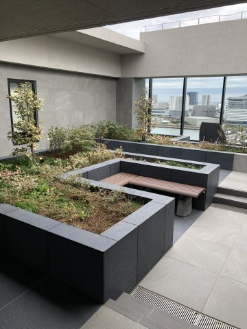 共用施設【SEA　E棟　SORA　TERRACE】　緑に包まれた見晴らしのよい屋上空間