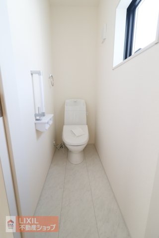 【トイレ】現地完成写真。温水洗浄暖房便座付き。