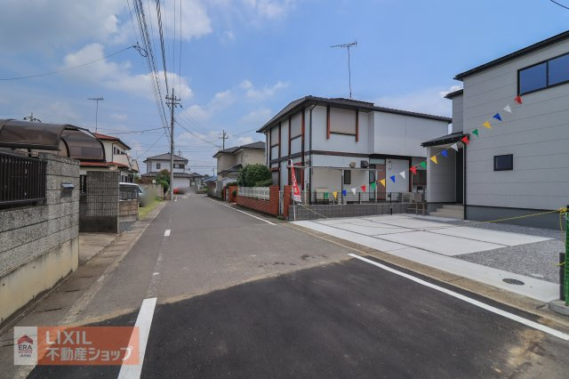 【前面道路】現地完成写真。道幅や駐車など、ご確認ください。