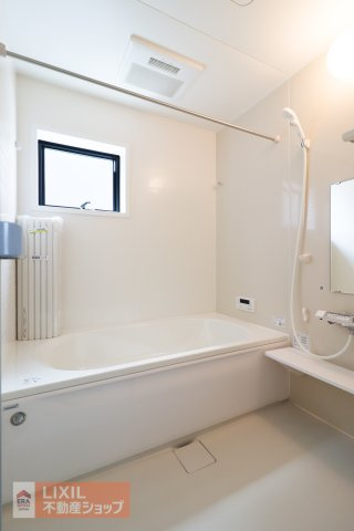 【浴室】現地完成写真。一坪風呂でお子様と一緒でもゆったりと寛げます。