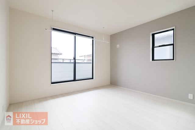 【洋室】現地完成写真。陽当たりや通風が心地よい洋室♪
