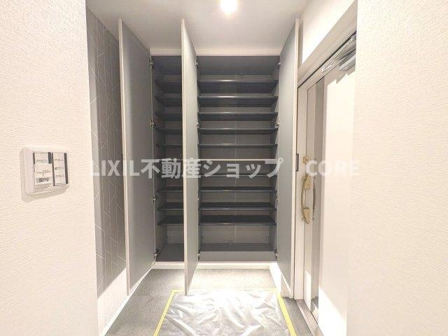 下駄箱は可動棚タイプになっていますので、脚の長いブーツや長靴もたっぷり収納いただけます。