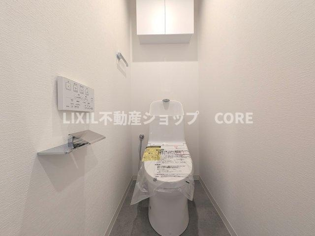 見た目もスッキリとしたデザインのトイレには温水洗浄暖房便座付き。