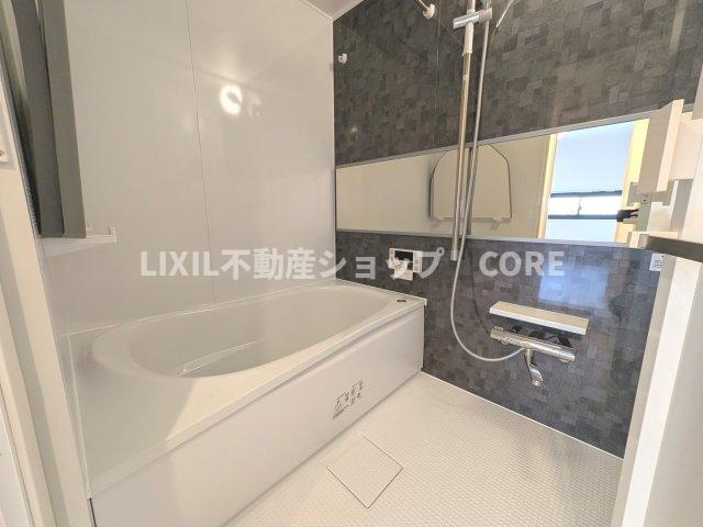 浴室乾燥暖房付のバスルーム。天気や時間を気にせずに、いつでも洗濯物を乾かせます。