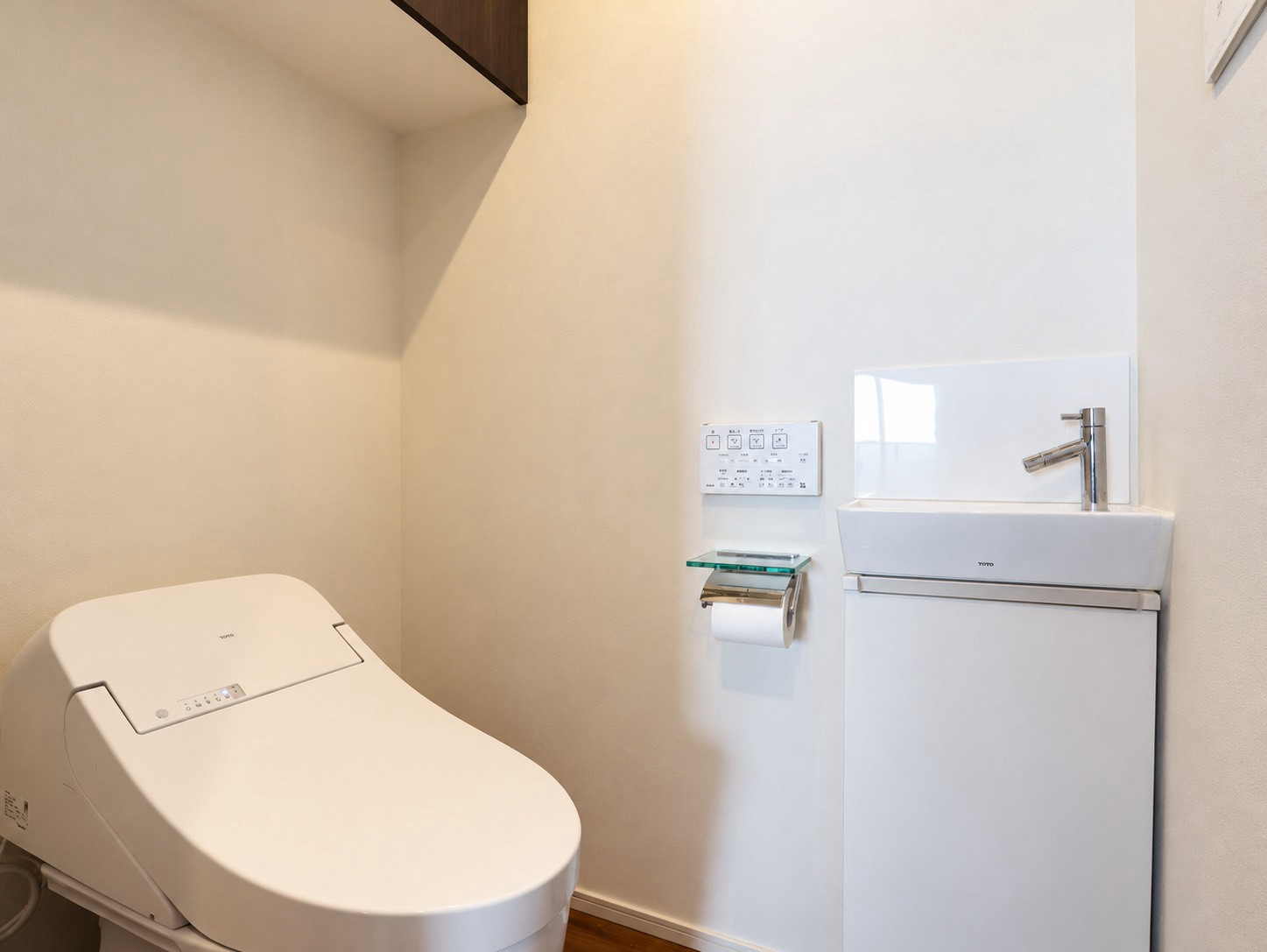 【トイレ】タンクレスなトイレと機能性を兼ね備えた手洗いカウンター付き！