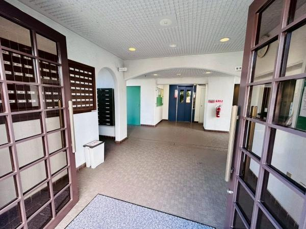 【パレス貝塚　中古マンションのエントランス】