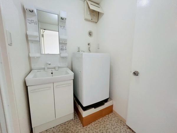 【パレス貝塚　中古マンションの独立洗面台】