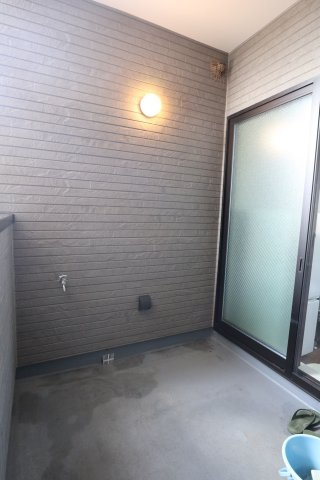 陽当りの良い南面に広大な空間がある為、敢えてバルコニーは北側に小さめのスペースで設置されています♪