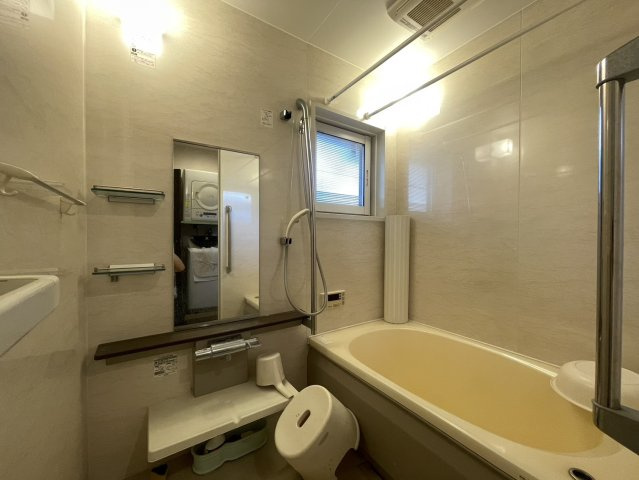 15年前にリフォームされた清潔感のある浴室。浴室乾燥機・手すり付きで安心＆快適なバスタイムを実現。洗面所も収納力があり、窓付きで明るく換気も良好です。日々の暮らしにゆとりを与える水回りです。