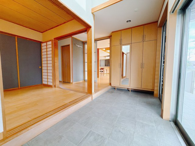 ■玄関｜「玄関から、我が家を心地よく。自然の風や光を感じられる気持ちのいい玄関へ。」永く居心地のいい暮らしを演出する快適性能と安心を両立させたドアを採用しました！