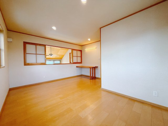 ■2階洋室｜ナチュラルカラーの床です。模様替えなどとても楽しく工夫できます♪陽当たり、風通しもとても良いので毎日快適な生活スタートです！子供部屋にも良いですね♪