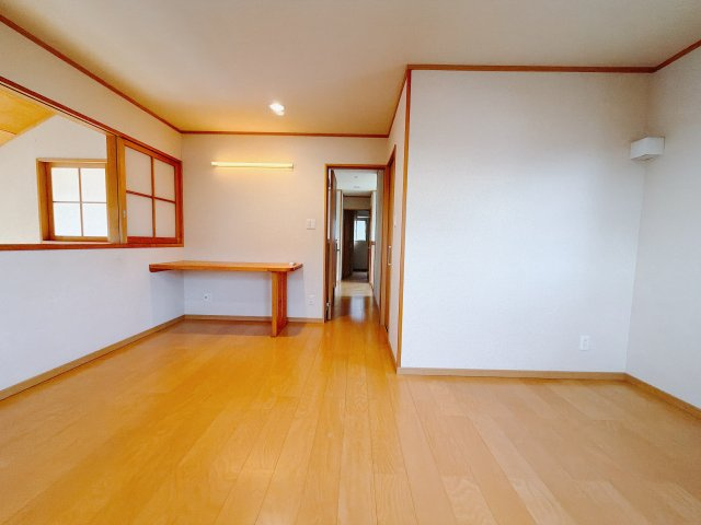 ■2階洋室｜お子様の一人部屋にピッタリな洋室。木のぬくもりを感じるフローリングは、天然木の味わいが時とともに深みを増していきます。また、傷にも強く、フリーワックスでお手入れもラクラクです♪